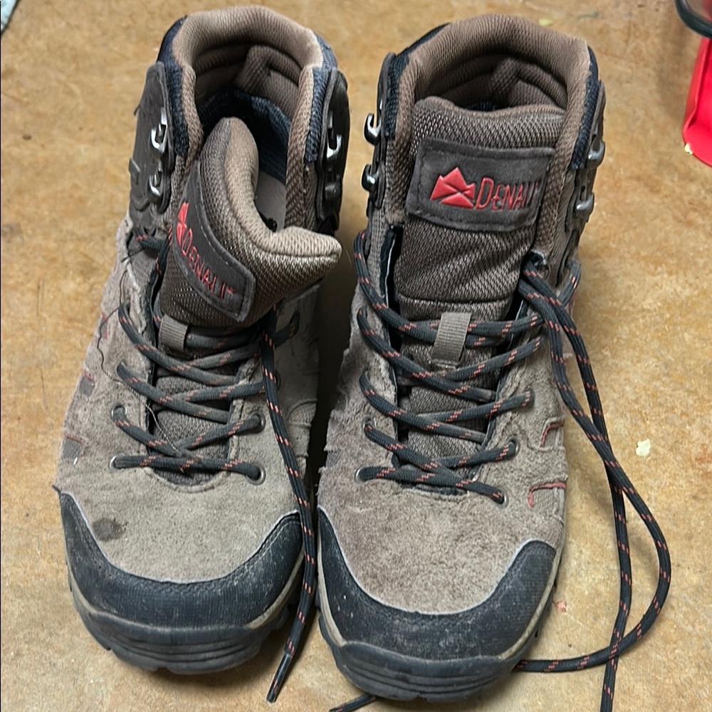 Denali Men's Brown and Black Hiking Boot.Good Condition! Size 7 Lots of Wear!